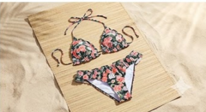 Maillot de bain deux pièces noir, orné d'un motif floral.