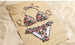 Maillot de bain deux pièces noir, orné d'un motif floral.
