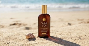 Bouteille d'huile bronzante présentée dans une ambiance estivale et tropicale.