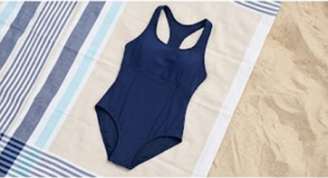 Maillot de bain une pièce bleu marine.
