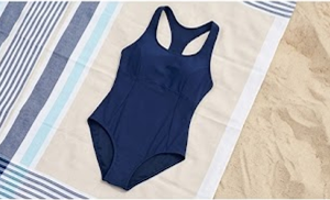 Maillot de bain une pièce bleu marine.